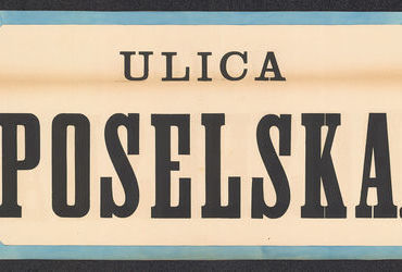 Fot. 26. W roku 1881 Rada Miasta Krakowa, utrzymując dotychczasowy podział na 8 dzielnic katastralnych (jedynie Dzielnicę I w miejsce nazwy „Kraków” nazwano „Śródmieściem”), wprowadziła nowe zasady ponumerowania orientacyjnego domów w mieście. Zasady te przetrwały do dzisiaj: numeracja domów ulicami (a nie dzielnicami katastralnymi, jak poprzednio), początek numerowania od strony bliższej Rynkowi Głównemu (na Stradomiu bliższej ul. Stradomskiej, na Kazimierzu bliższej ul. Krakowskiej), numery nieparzyste po prawej stronie. Wprowadzono jednolite dla całego miasta kolory tabliczek z nazwami ulic i tabliczek orientacyjnych z numerami domów: litery i cyfry koloru czarnego, tło białe, obwódki tablic niebieskie (DzRMK 1881, nr 1, s. 2–3). Przydzielone wówczas nowe numery domów pozostały już z reguły niezmienione do naszych czasów (zmiany w przynależności dzielnicowej ulic nie miały znaczenia dla numeru domu), natomiast sam wzór tabliczek wprawdzie był aktualny jeszcze w okresie okupacji, jednak już w okresie międzywojennym podlegał wymianie na znany nam co do kolorystyki z codzienności wzór nowy, z białymi literami i cyframi na niebieskim tle, z białą obwódką. Powyżej: 1) z akt magistrackich zatwierdzony w 1881 r. wzór tabliczki z nazwą ulicy.