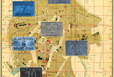 Fot. 35. Na planie Krakowa z 1898 r., zwanym „planem Wdowiszewskiego”, kolekcja zachowanych jeszcze na krakowskich kamienicach cynowych tabliczek orientacyjnych z numerami domów usytuowanych w poszczególnych dzielnicach katastralnych (bez Dzielnicy II Wawel, gdzie oznakowania przepadły). Wzór tych tabliczek wprowadzono w 1881 r. (z mocą od 1882 r.), gdy zmieniono w mieście ponumerowanie domów, przechodząc z numeracji ciągłej w obrębie poszczególnych dzielnic katastralnych na obowiązującą także i dzisiaj numerację w ramach poszczególnych ulic (plan miasta: Muzeum Historyczne Miasta Krakowa, nr inw. 40/T/VIIIa)