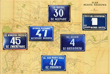 Fot. 39. Na planach Krakowa z lat 1957 oraz 1979 tabliczki orientacyjne odzwierciedlające zmienny podział administracyjny miasta w zasadniczej części drugiej połowy XX w. I tak:
• na pierwszym z prezentowanych planów tabliczki obowiązujące w latach 1954–1972, gdy Kraków podzielony był na 6 dzielnic administracyjnych, uwidocznionych na tych tabliczkach (dzielnice nie miały wówczas swojej numeracji);
• na drugim z tych dwóch planów tabliczki obowiązujące w latach 1973–1991, gdy miasto podzielone było na 4 dzielnice administracyjne (także i wtedy dzielnice nie były ponumerowane).