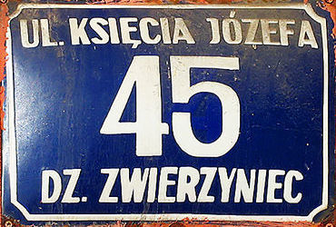 39a. Na planach Krakowa z lat 1957 oraz 1979 tabliczki orientacyjne odzwierciedlające zmienny podział administracyjny miasta w zasadniczej części drugiej połowy XX w. I tak:
• na pierwszym z prezentowanych planów tabliczki obowiązujące w latach 1954–1972, gdy Kraków podzielony był na 6 dzielnic administracyjnych, uwidocznionych na tych tabliczkach (dzielnice nie miały wówczas swojej numeracji);