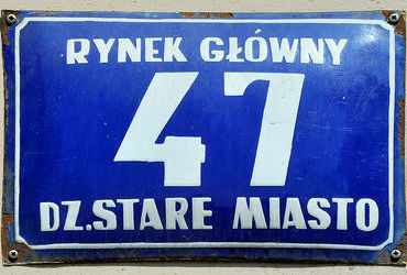 Fot. 39b. Na planach Krakowa z lat 1957 oraz 1979 tabliczki orientacyjne odzwierciedlające zmienny podział administracyjny miasta w zasadniczej części drugiej połowy XX w. I tak:
• na pierwszym z prezentowanych planów tabliczki obowiązujące w latach 1954–1972, gdy Kraków podzielony był na 6 dzielnic administracyjnych, uwidocznionych na tych tabliczkach (dzielnice nie miały wówczas swojej numeracji);
