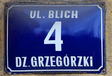 Fot. 39e. Na planach Krakowa z lat 1957 oraz 1979 tabliczki orientacyjne odzwierciedlające zmienny podział administracyjny miasta w zasadniczej części drugiej połowy XX w. I tak:
• na pierwszym z prezentowanych planów tabliczki obowiązujące w latach 1954–1972, gdy Kraków podzielony był na 6 dzielnic administracyjnych, uwidocznionych na tych tabliczkach (dzielnice nie miały wówczas swojej numeracji);
