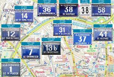 Fot. 48. Na fragmencie planu Kraków Wydawnictwa Gauss s.c. w Krakowie, wydanie XIV, 2016/17 r., przegląd rodzajów tabliczek orientacyjnych wzdłuż losowo dobranej al. Słowackiego, według stanu z lutego 2018 r. – dokonany dla przybliżenia tych drobnych reliktów przeszłości codziennie mijanych na ulicach Krakowa, ale i ukazania złożonej przynależności dzielnicowej krakowskich ulic na przestrzeni ostatnich dziesięcioleci. 
Ta część Alei Trzech Wieszczów ukształtowana została w latach 30. XX w. Jak w całym mieście obowiązuje tam numeracja orientacyjna według zasad wprowadzonych w Krakowie jeszcze w 1881 r., numery domów nie zmieniały się. Zmieniała się natomiast przynależność dzielnicowa uwidaczniana na tabliczkach z numerami. Zmiany te przebiegały następująco:

LEWA STRONA – PARZYSTA:
• do roku 1954 – część od pl. Inwalidów do ul. Grottgera w dz. kat. XV Nowa Wieś, dalsza część w dz. kat. XVII Krowodrza,
• w latach 1954–1972 – część od pl. Inwalidów do ul. Grottgera w dz. Zwierzyniec, część w dz. Kleparz,
• w latach 1973–1991 – całość tej strony alei w dz. Krowodrza,
• od roku 1991 – całość tej strony alei w dz. V, od 2006 r. z nazwą Krowodrza.

PRAWA STRONA – NIEPARZYSTA:
• do roku 1954 – część od ul. Karmelickiej do ul. Krowoderskiej w dz. kat. IV Piasek, dalsza część w dz. kat. V Kleparz,
• lata 1954–1972 – część od ul. Karmelickiej do ul. Krowoderskiej w dz. Zwierzyniec, dalsza część w dz. Kleparz,
• lata 1973–1991 – całość tej strony alei w dz. Śródmieście,
• od roku 1991 – całość tej strony alei w dz. I, od 2006 r. z nazwą Śródmieście.

I tak na al. Słowackiego, po obu jej stronach, zidentyfikowano na frontonach kamienic cały, bez wyjątku, komplet różnych rodzajów tabliczek, obowiązujących od utworzenia tego ciągu komunikacyjnego do chwili obecnej. Zatem jest to pełny przegląd zmian przynależności dzielnicowej poszczególnych fragmentów alei w trakcie jej – niedługo już – stuletniego istnienia. Co więcej, stare, historyczne już tabliczki z różnych okresów służą nadal, zresztą jako jedyne w przypadku znakomitej większości tamtejszych kamienic – sama numeracja, jak powiedziano już, nie zmieniła się, a zmiany przynależności dzielnicowej, jak widać, były i są uwidaczniane na domach od przypadku do przypadku. Dość wskazać, że na łączną liczbę 56 domów położonych przy al. Słowackiego tylko na 10 znajdują się aktualne tabliczki orientacyjne z prawidłowym wskazaniem dzielnicy.