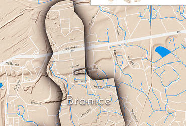 Mapa 37. Branice. Orientacyjna lokalizacja dawnej wsi Branice w obecnych granicach Krakowa – na planie miasta oznaczono jej położenie w kształcie wyznaczonym granicami jednostki katastralnej, jaką stanowiła, ze wskazaniem najstarszego, historycznego centrum Branic w rejonie dzisiejszej ulicy Plastusia.