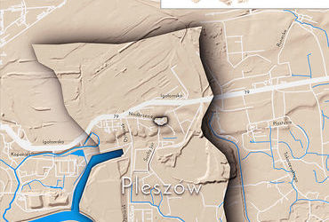 Mapa 99. Pleszów. Orientacyjna lokalizacja dawnej wsi Pleszów w obecnych granicach Krakowa – na planie miasta oznaczono jej położenie w kształcie wyznaczonym granicami jednostki katastralnej, jaką stanowiła, ze wskazaniem najstarszego, historycznego centrum Pleszowa w rejonie dzisiejszych ulic Nadbrzezie, Suchy Jar, Cementowej i Jezierskiego.