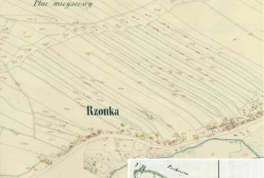 Mapa 128. Rżąka. Centralny fragment Rżąki na mapie katastralnej sporządzonej dla gminy katastralnej Rżąka w 1849 roku oraz pochodzący z 1845 roku plan sytuacyjny z wyrysowanymi granicami gminy Rżąka i lokalizacją gmin sąsiadujących (Archiwum Narodowe w Krakowie, sygn. K. Krak. 555 II; sygn. K. Krak. op. 135, s. 1).