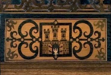 (012) Pochodzący z 1593 r. wizerunek herbu miasta na fragmencie
ozdobnych drzwi prowadzących do reprezentacyjnej
Izby Pańskiej krakowskiego Ratusza na Rynku, które obecnie
znajdują się w Muzeum UJ, w auli Collegium Maius
(MUJ, nr inw. 4235/IV)