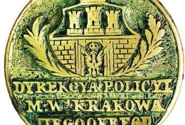 (018) Herb Krakowa i jednocześnie całej Rzeczypospolitej
Krakowskiej na pieczęci Dyrekcji Policji Wolnego Miasta
Krakowa, powołanej do życia w 1827 r., co pozwala w sposób
przybliżony datować tę pieczęć – tu zwierciadlane odbicie jej
stempla (ANK, sygn. T 8)