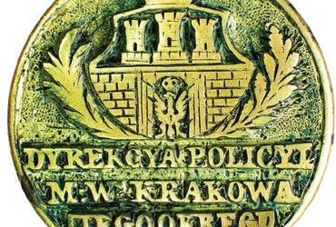 (018) Herb Krakowa i jednocześnie całej Rzeczypospolitej
Krakowskiej na pieczęci Dyrekcji Policji Wolnego Miasta
Krakowa, powołanej do życia w 1827 r., co pozwala w sposób
przybliżony datować tę pieczęć – tu zwierciadlane odbicie jej
stempla (ANK, sygn. T 8)