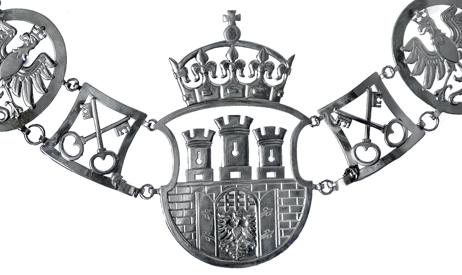 (043) Herb Krakowa według obowiązującego wzoru – główne ogniwo posrebrzanego
łańcucha, wykonanego w 2010 r. insygnium przewodniczącego Rady Miasta Krakowa – cały
łańcuch zob. il. 387 (z wyposażenia RMK)
