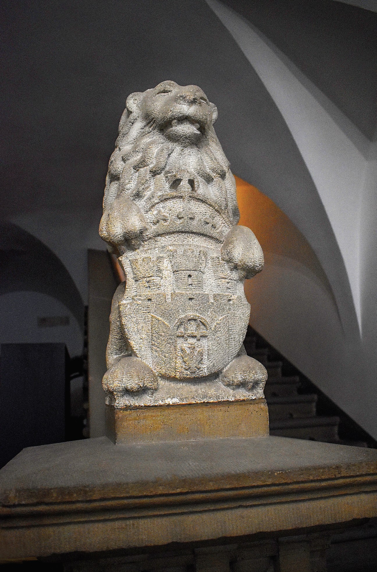 (583) Lata 50. XX w. – lew trzymający tarczę z herbem Krakowa z sieni kamienicy przy
ul. św. Jana 12, siedziby Towarzystwa Miłośników Historii
i Zabytków Krakowa (udostępnione przez ANK)