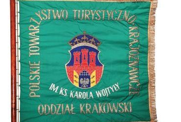 (704) Sztandar Oddziału Krakowskiego Polskiego
Towarzystwa Turystyczno-Krajoznawczego
im. ks. Karola Wojtyły (udostępnione
przez OK PTTK)