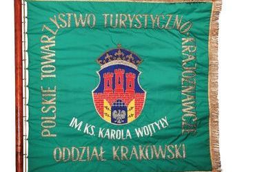 (704) Sztandar Oddziału Krakowskiego Polskiego
Towarzystwa Turystyczno-Krajoznawczego
im. ks. Karola Wojtyły (udostępnione
przez OK PTTK)