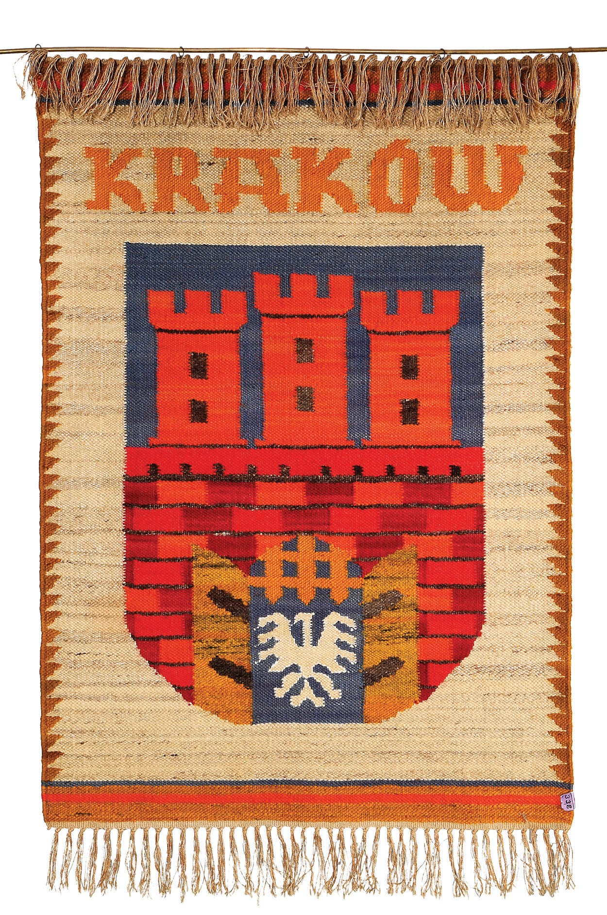 (707) Pochodzący z drugiej połowy XX w. kilim z herbem Krakowa, według wzoru praktykowanego
do lat 1990/1991 (udostępnione przez OK PTTK)