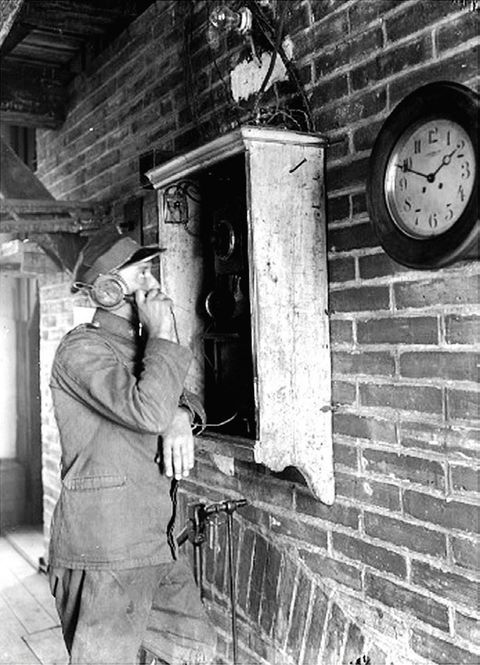 (231) Wnętrze wieży wyższej kościoła Mariackiego ze stanowiskiem
telefonicznym i zegarem – zdjęcie z 1932 r.
(NAC, sygn. 1-U-2876-1)
