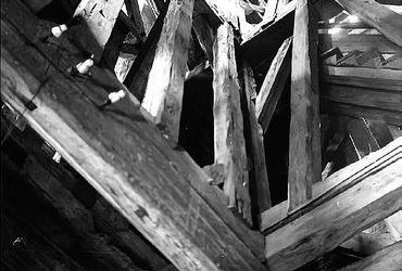 (227) Drewniana konstrukcja we wnętrzu wieży wyższej
kościoła Mariackiego – zdjęcie z 1932 r.
(NAC, sygn. 1-U-2876-2)