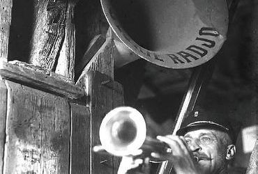 (230) Strażak pozujący z trąbką przy tubie mikrofonu do
nadawania sygnału radiowego z wieży Mariackiej – zdjęcie
z 1927 r. (NAC, sygn. 1-K-1277)